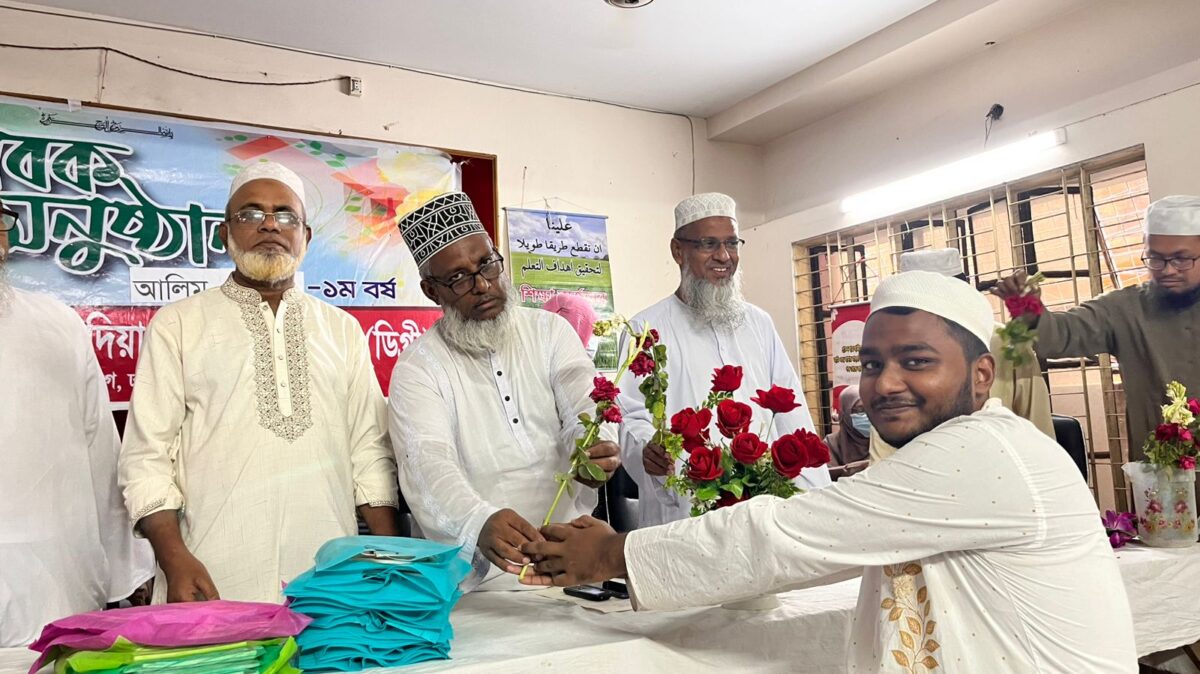 আলিম নবীন শিক্ষার্থীদের ফুল দিয়ে বরণ।